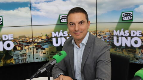 Juan Lobato en el estudio de Onda Cero, durante la entrevista en Más de uno/ Nerea Pardillo Juan Lobato en el estudio de Onda Cero, durante la entrevista en Más de uno/ Nerea Pardillo