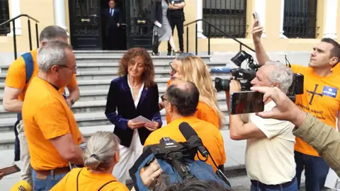 Eva Ledo, nueva consejera de Educación del Principado, saluda a sindicalistas de la concertada Eva Ledo, nueva consejera de Educación del Principado, saluda a sindicalistas de la concertada