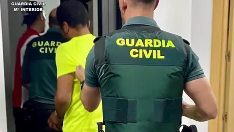 Dos detenidos por robar con violencia dos veces en menos de 24 horas a un hombre en Navalmoral de la Mata Dos detenidos por robar con violencia dos veces en menos de 24 horas a un hombre en Navalmoral de la Mata