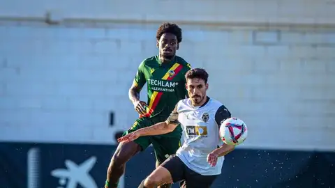 Lottin y Almeida disputan un balón en un Castellón-Valencia Lottin y Almeida disputan un balón en un Castellón-Valencia
