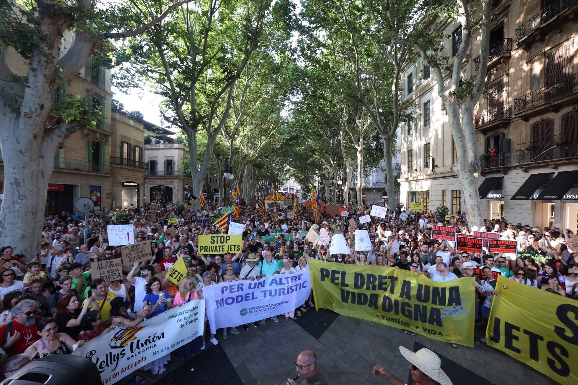 Miles de personas se concentran en Palma "por el derecho a una vida digna" Miles de personas se concentran en Palma "por el derecho a una vida digna"