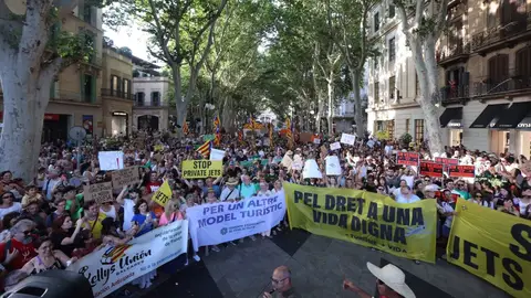 Miles de personas protestan en Palma contra la "turistificación" y exigen al Govern que "escuche" sus demandas. Miles de personas protestan en Palma contra la "turistificación" y exigen al Govern que "escuche" sus demandas.