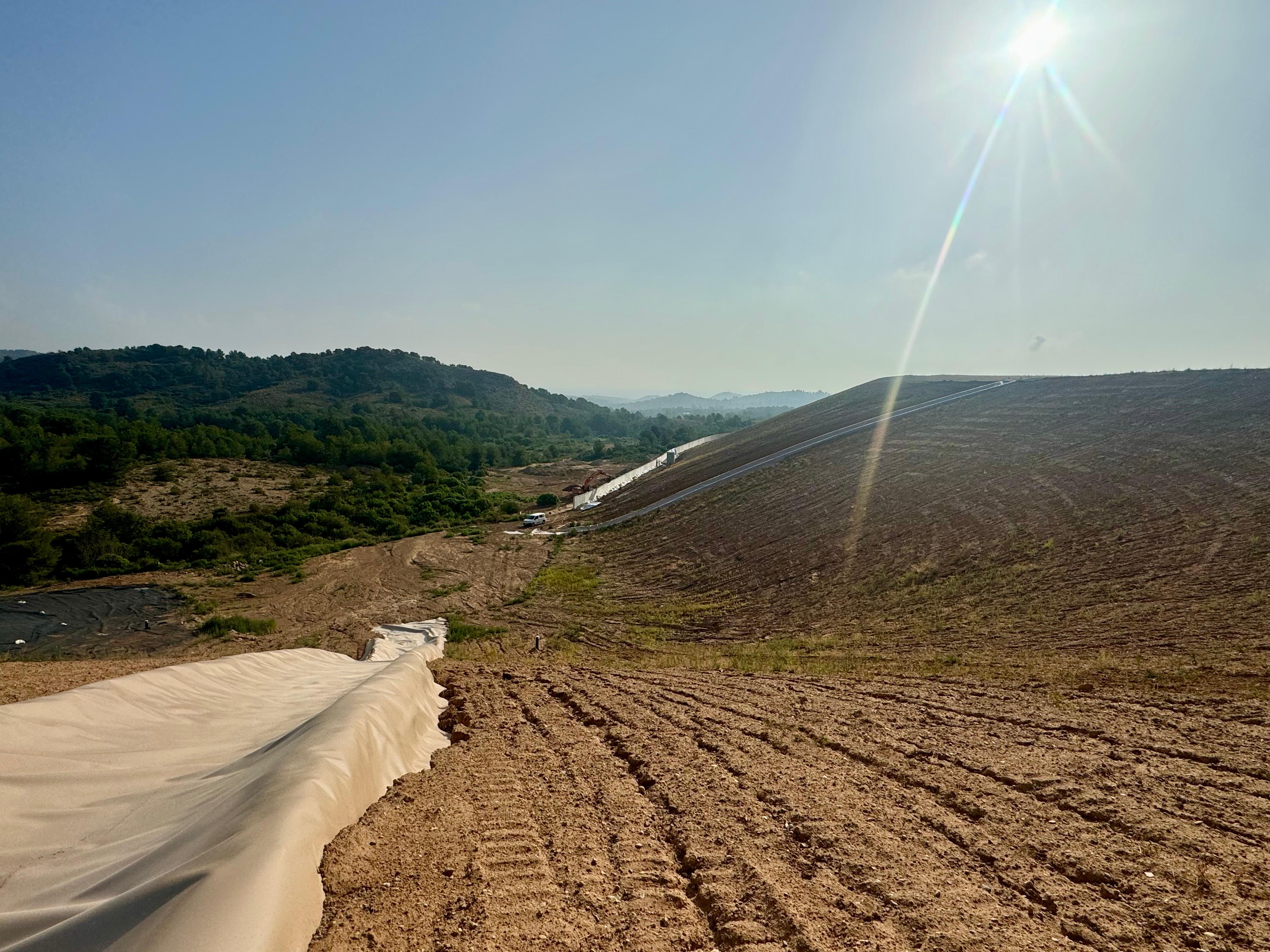 La Generalitat reutiliza tierra de las inundaciones para sellar el vertedero de Basseta Blanca en Riba-roja de Túria La Generalitat reutiliza tierra de las inundaciones para sellar el vertedero de Basseta Blanca en Riba-roja de Túria