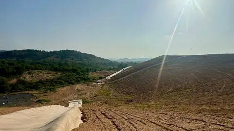 Vertedero de Basseta Blanca en Riba-roja de Túria Vertedero de Basseta Blanca en Riba-roja de Túria