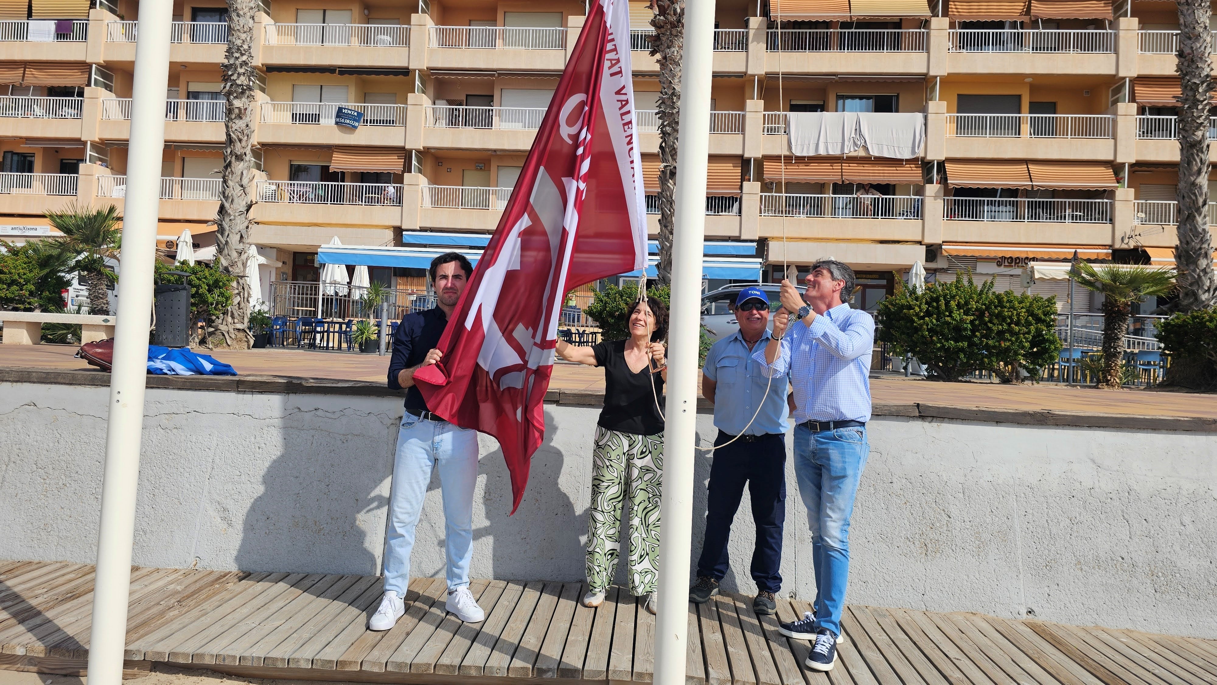 Villajoyosa empieza la temporada estival con el izado de las banderas azules y de Qualitur Villajoyosa empieza la temporada estival con el izado de las banderas azules y de Qualitur