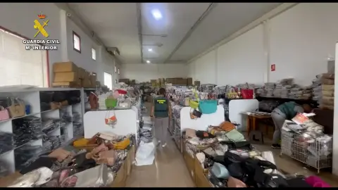 La Guardia Civil desmantela en Elche dos almacenes con más de 35.000 productos falsificados. La Guardia Civil desmantela en Elche dos almacenes con más de 35.000 productos falsificados.