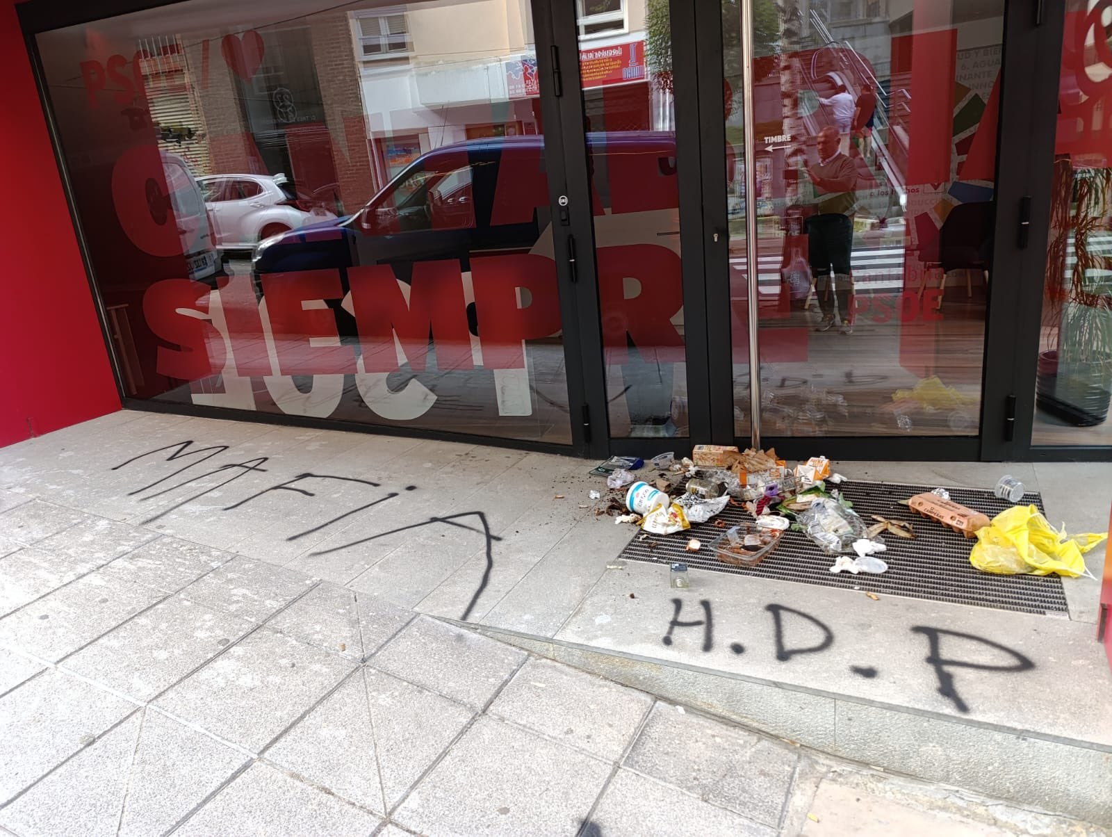 El PSOE denuncia un nuevo ataque a su sede de Cantabria con la palabra "mafia" El PSOE denuncia un nuevo ataque a su sede de Cantabria con la palabra "mafia"