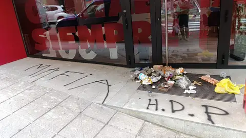 El PSOE denuncia un nuevo ataque a su sede de Cantabria con la palabra "mafia" El PSOE denuncia un nuevo ataque a su sede de Cantabria con la palabra "mafia"