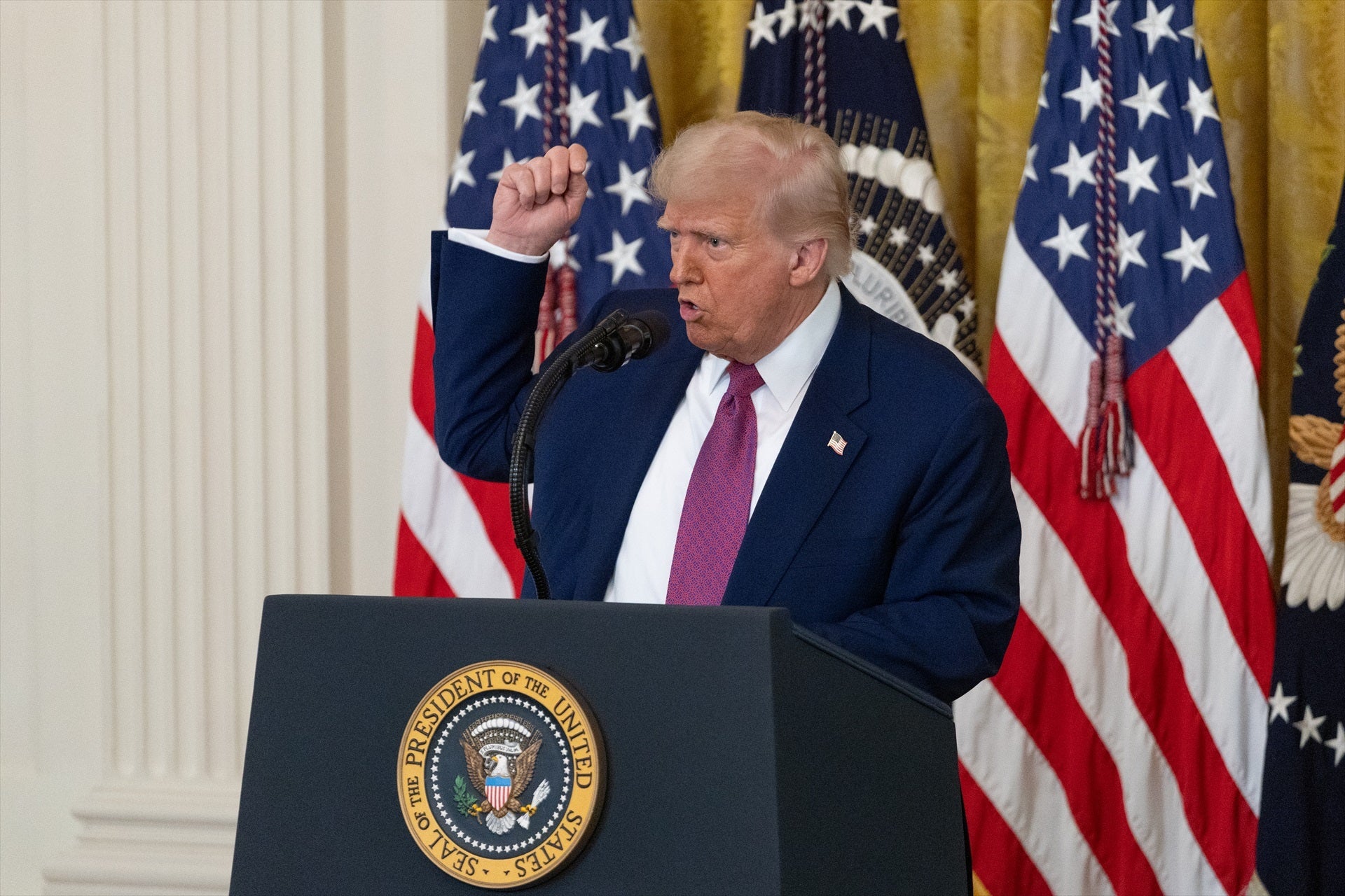 Trump ordena al Servicio de Control de Aduanas realizar "la mayor deportación masiva de la historia" Trump ordena al Servicio de Control de Aduanas realizar "la mayor deportación masiva de la historia"