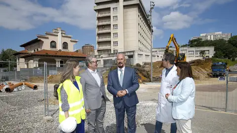 El consejero de Salud, César Pascual, visitas las obras de la Unidad de Protonterapia de Valdecilla El consejero de Salud, César Pascual, visitas las obras de la Unidad de Protonterapia de Valdecilla