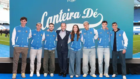Lendoiro: El presidente Escotet, la Champions y la cantera (II) Juan Carlos Escotet con canteranos y canteranas del Deportivo en un acto reciente en Riazor.