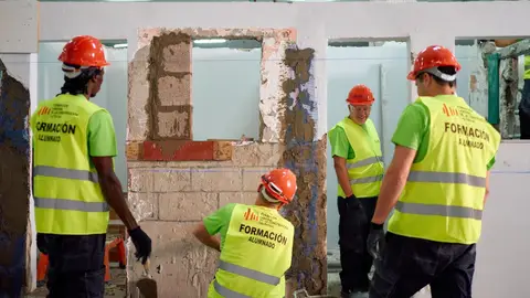 España bate récord de trabajadores extranjeros: por primera vez se registran los tres millones Obreros durante un curso de formación