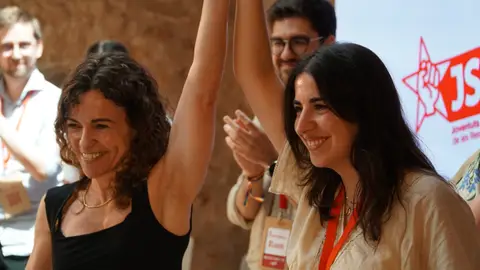 La vicesecretaria general del PSIB-PSOE, Rosario Sánchez, levanta el brazo de la nueva secretaria general de las Juventudes Socialistas de Baleares, Ana Muela, en la clausura del 18 Congreso de las JSIB La vicesecretaria general del PSIB-PSOE, Rosario Sánchez, levanta el brazo de la nueva secretaria general de las Juventudes Socialistas de Baleares, Ana Muela, en la clausura del 18 Congreso de las JSIB