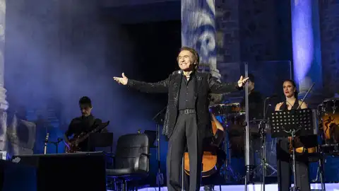 Raphael regresa a los escenarios en una noche de "escándalo" en el Teatro Romano de Mérida Raphael regresa a los escenarios en una noche de "escándalo" en el Teatro Romano de Mérida