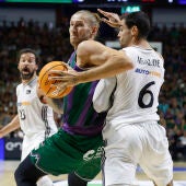 El Unicaja fuerza el cuarto partido ante el Real Madrid