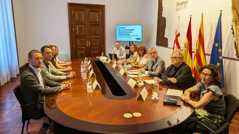 L'alcalde de Barcelona, Jaume Collboni, ajorna les sancions a AirBnB tot i que els alerta que "ningú està per sobre de la llei" L'alcalde de Barcelona, Jaume Collboni, ajorna les sancions a AirBnB tot i que els alerta que "ningú està per sobre de la llei"