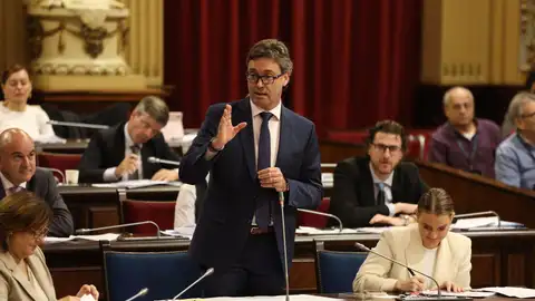 El Vicepresidente del Govern, Antoni Costa, durante una sesión del Pleno del Parlament. El Vicepresidente del Govern, Antoni Costa, durante una sesión del Pleno del Parlament.