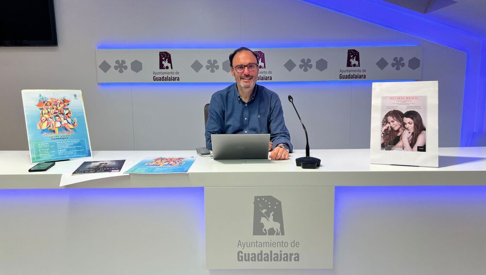 Roberto Narro, concejal de Igualdad de Guadalajara durante la presentación de la programación "Semana del Orgullo LGTBI"