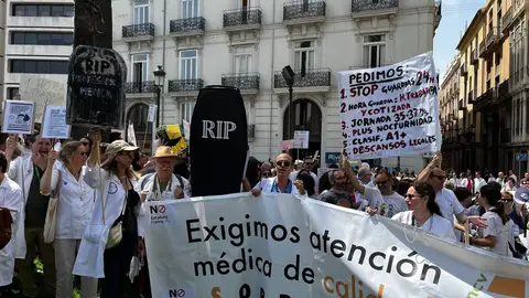 Los sindicatos médicos no van a "parar": nueva jornada de huelga para el 10 de octubre Manifestación de médicos en Valencia
