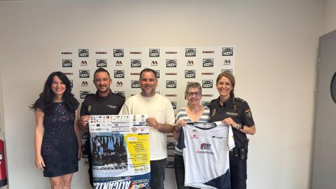 Luz Sigüenza, Héctor Hinarejos, David Esteve, Maribel Izquierdo y Soraya Moreno, con el cartel de la prueba. 