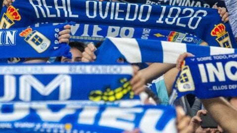Aficionados del Real Oviedo en el Carlos Tartiere