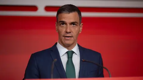 Las medias verdades del discurso de Pedro Sánchez: corrupción, conflictos internacionales y un PSOE "limpio" Pedro Sánchez durante su comparecencia en Ferraz