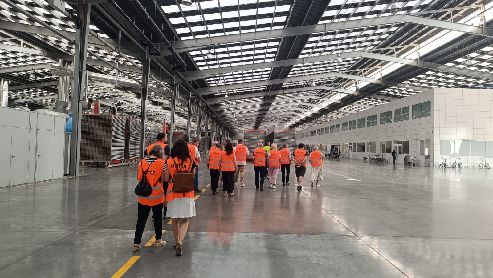 Profesionales británicos visitan el clúster cerámico de Castellón para conocer su innovación y sostenibilidad Profesionales británicos visitan el clúster cerámico de Castellón para conocer su innovación y sostenibilidad