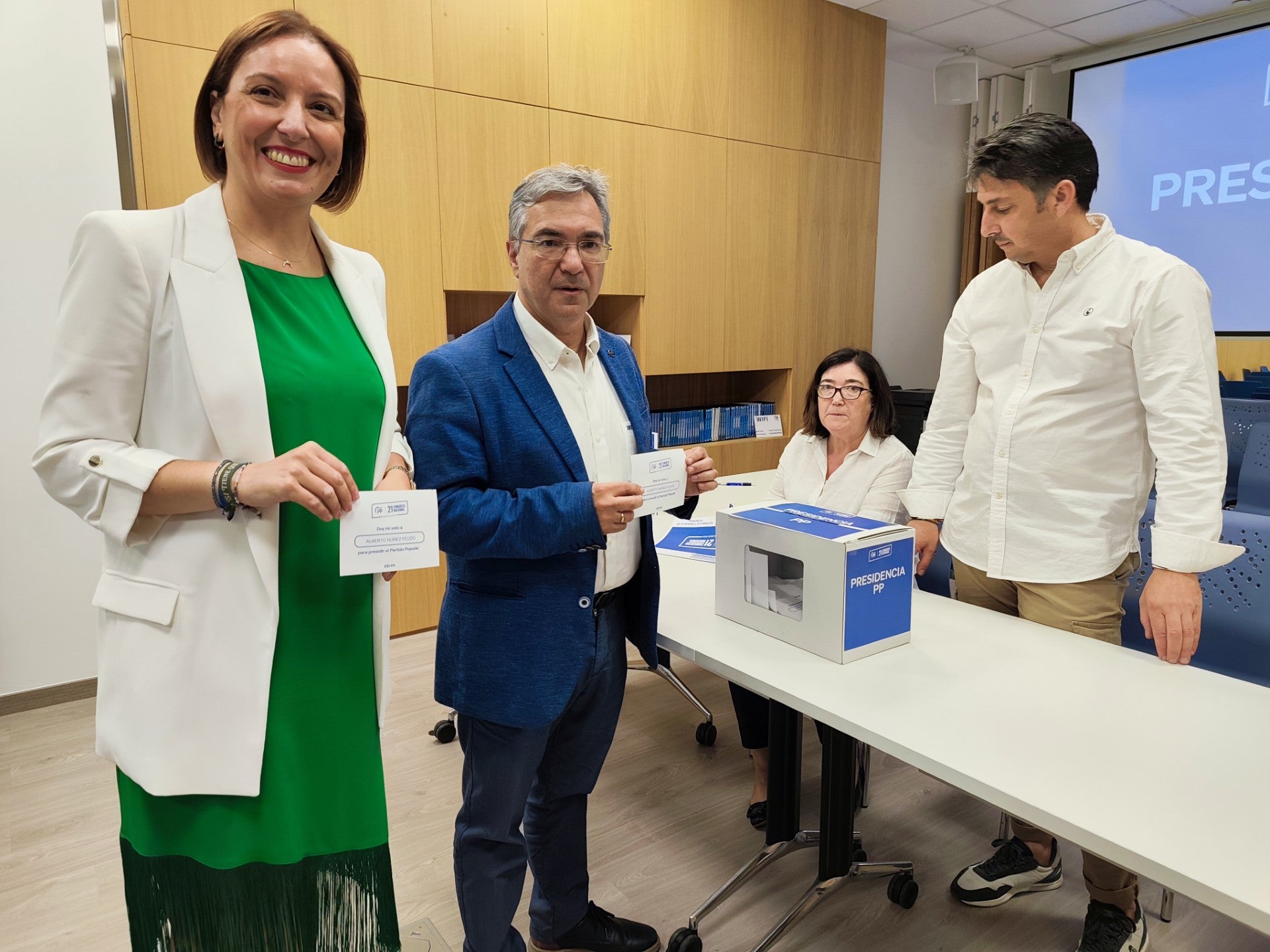 Os populares ourensáns respaldan a Nuñez Feijóo Os populares ourensáns respaldan a Nuñez Feijóo