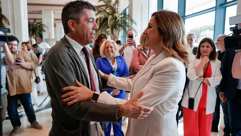El president de la Generalitat, Carlos Mazón, saluda a la alcaldesa de València, María José Catalá, a su llegada al Fórum Europa Tribuna del Mediterráneo donde interviene el mismo día en que se cumplen dos años de su toma de posesión como máxima responsable del Ayuntamiento de la capital valenciana. El president de la Generalitat, Carlos Mazón, saluda a la alcaldesa de València, María José Catalá, a su llegada al Fórum Europa Tribuna del Mediterráneo donde interviene el mismo día en que se cumplen dos años de su toma de posesión como máxima responsable del Ayuntamiento de la capital valenciana.