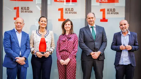 El Consejero de Digitalización Miguel López-Valverde con responsables de Amazon y de la Fundación Altius El Consejero de Digitalización Miguel López-Valverde con responsables de Amazon y de la Fundación Altius