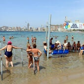 Benidorm amplia los servicios de playas dirigida a personas con movilidad reducida 