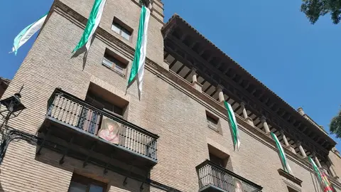 La Basílica de San Lorenzo y el Ayuntamiento lucen pendones en homenaje al patrón oscense La Basílica de San Lorenzo y el Ayuntamiento lucen pendones en homenaje al patrón oscense