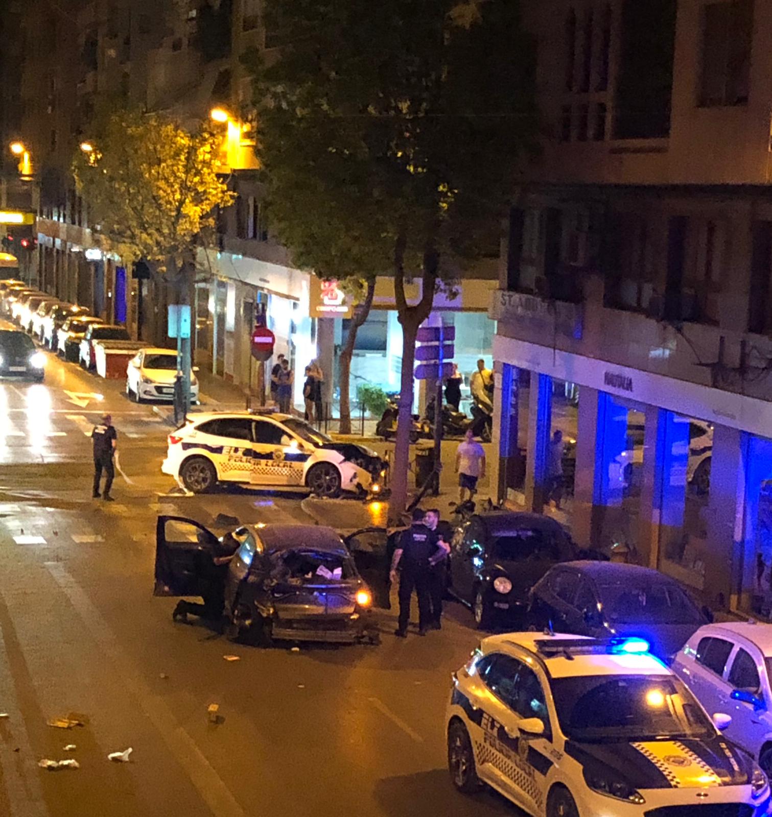 Un hombre resulta herido en Elche tras colisionar su coche con una patrulla de la Policía Local Un hombre resulta herido en Elche tras colisionar su coche con una patrulla de la Policía Local