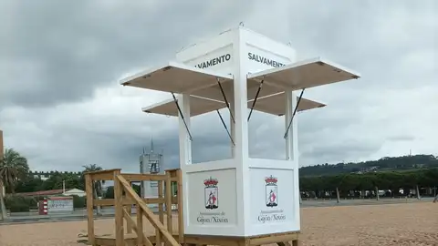 Torre de Salvamento no permanente en la playa del Arbeyal Torre de Salvamento no permanente en la playa del Arbeyal