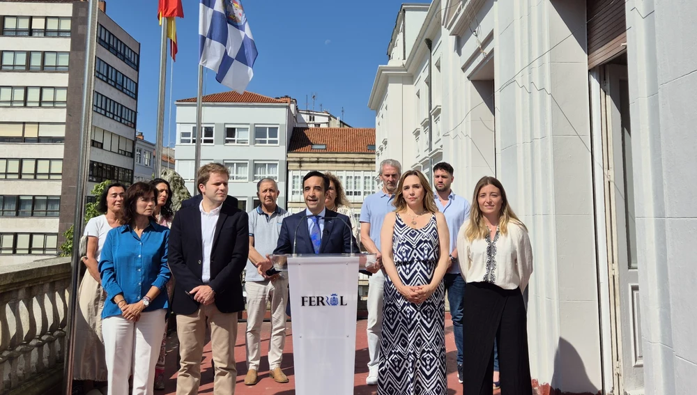 José Manuel Rey Varela con su equipo de corporación municial de Ferrol José Manuel Rey Varela con su equipo de corporación municial de Ferrol