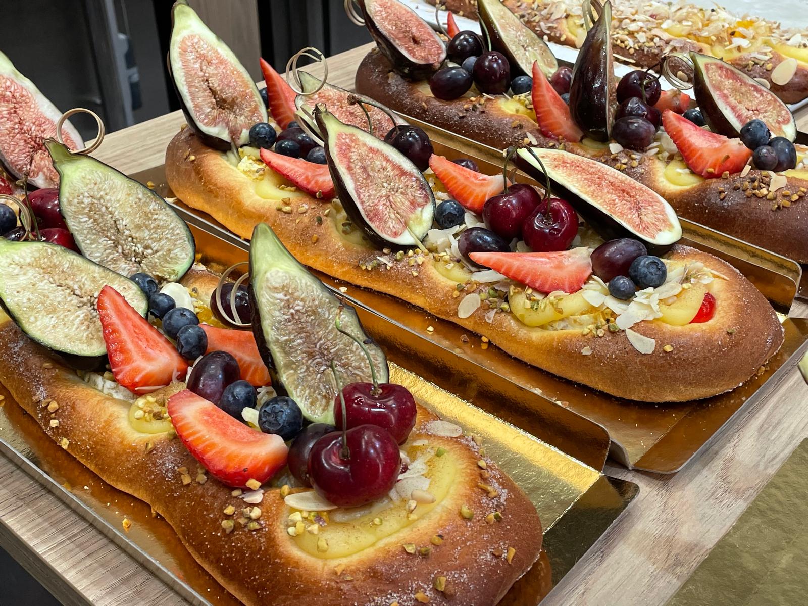 Las panaderías y pastelerías valencianas reavivan la tradición de las Cocas de Sant Joan Las panaderías y pastelerías valencianas reavivan la tradición de las Cocas de Sant Joan