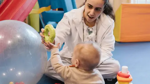 Atención infantil temprana: la importancia de cuidar a los menores y a su entorno familiar Atención infantil temprana: la importancia de cuidar a los menores y a su entorno familiar