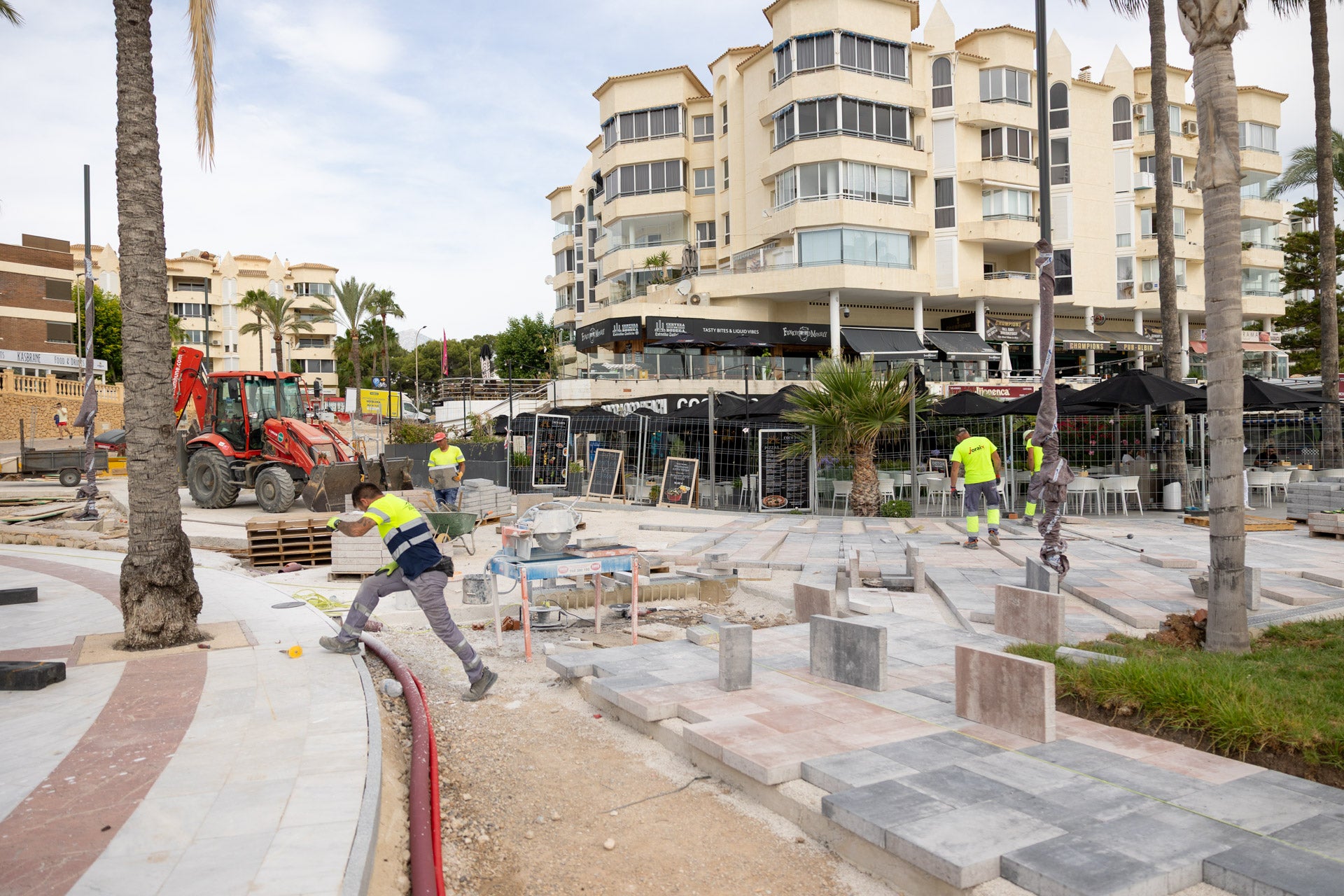 El Ayuntamiento de L’Alfàs del Pi avanza las obras de la nueva plataforma única en el Paseo de Las Estrellas El Ayuntamiento de L’Alfàs del Pi avanza las obras de la nueva plataforma única en el Paseo de Las Estrellas