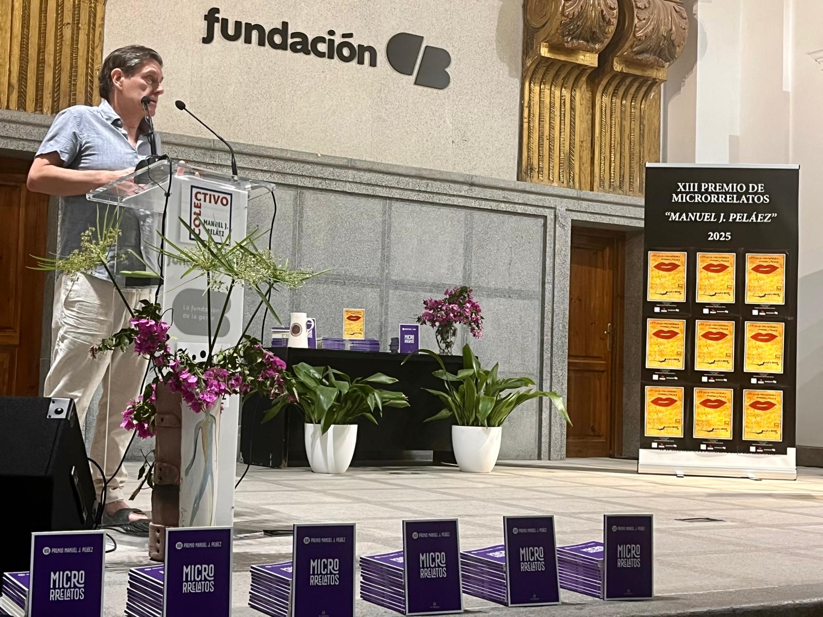 El escritor barcelonés Hugo Folk recibe en Zafra el 13er premio de microrrelatos «Manuel J. Peláez» por su texto La joya de la familia El escritor barcelonés Hugo Folk recibe en Zafra el 13er premio de microrrelatos «Manuel J. Peláez» por su texto La joya de la familia