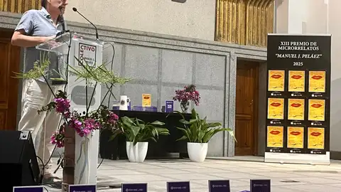 El escritor barcelonés Hugo Folk recibe en Zafra el 13er premio de microrrelatos «Manuel J. Peláez» por su texto La joya de la familia El escritor barcelonés Hugo Folk recibe en Zafra el 13er premio de microrrelatos «Manuel J. Peláez» por su texto La joya de la familia