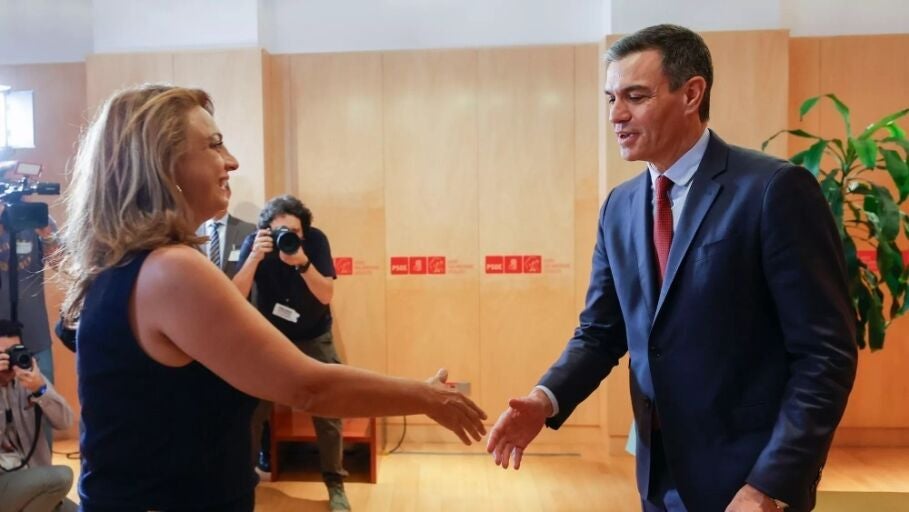 Cristina Valido, dip&ugrave;tada de Coalici&oacute;n Canaria en el Congreso y Pedro S&aacute;nchez, presidente del Gobierno de Espa&ntilde;a