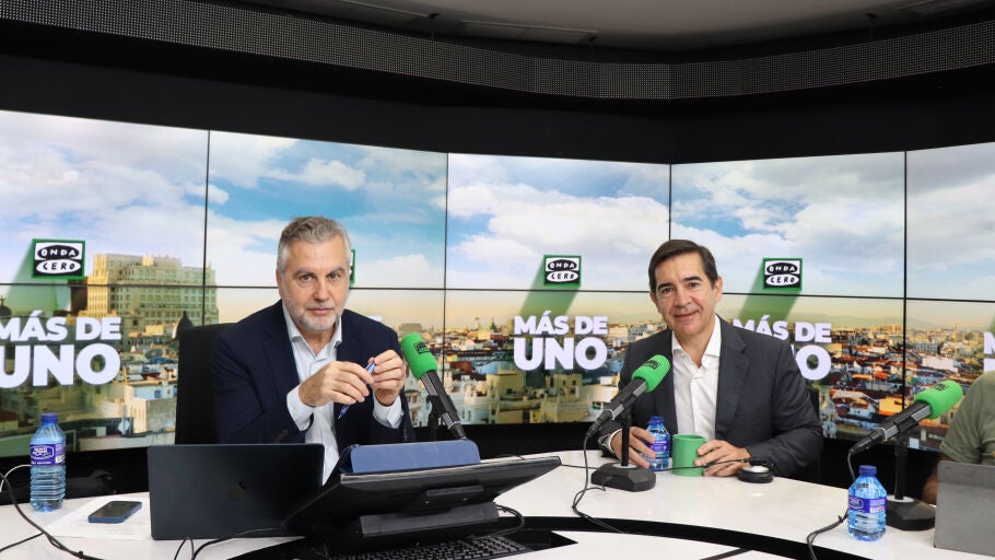 El presidente del BVVA, Carlos Torres, con Carlos Alsina en los estudios de Onda Cero.