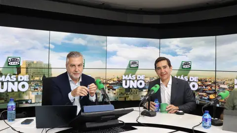 El presidente del BVVA, Carlos Torres, con Carlos Alsina en los estudios de Onda Cero. El presidente del BVVA, Carlos Torres, con Carlos Alsina en los estudios de Onda Cero.