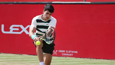 Alcaraz debuta con victoria sobre la hierba de Queen's Alcaraz debuta con victoria sobre la hierba de Queen's