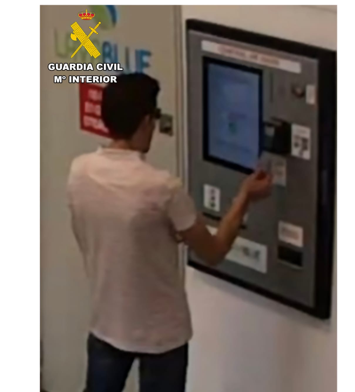 Rouba unha carteira para obter tarxetas de lavado que revendeu Rouba unha carteira para obter tarxetas de lavado que revendeu