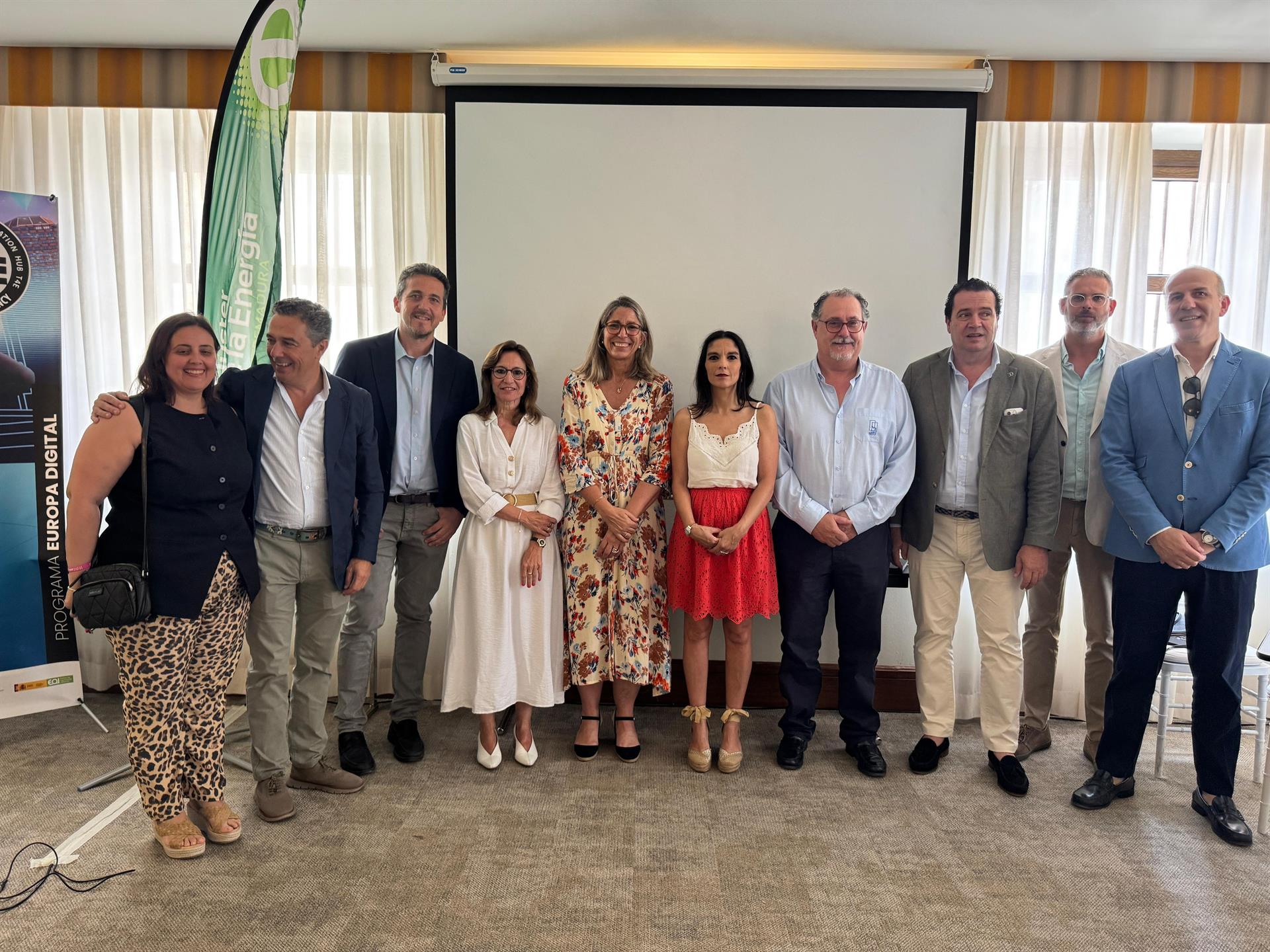 La Junta incide en su apoyo al sector energético durante la celebración de la Asamblea General del clúster extremeño La Junta incide en su apoyo al sector energético durante la celebración de la Asamblea General del clúster extremeño