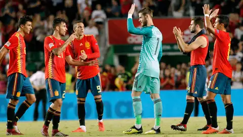 Los jugadores de la selección española saludan tras finalizar el encuentro contra Croacia, que ganaron 6 a 0, correspondiente a la Liga de las Naciones jugado en el estadio Martinez Valero de Elche Los jugadores de la selección española saludan tras finalizar el encuentro contra Croacia, que ganaron 6 a 0, correspondiente a la Liga de las Naciones jugado en el estadio Martinez Valero de Elche