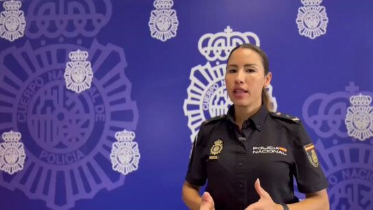  Nadia Abselam, pvoz. de la Policía Nacional de Tenerife con los detalles de la operación 