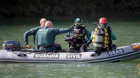 Agentes del GEAS especialista de la Guardia Civil bajo al mar Agentes del GEAS especialista de la Guardia Civil bajo al mar