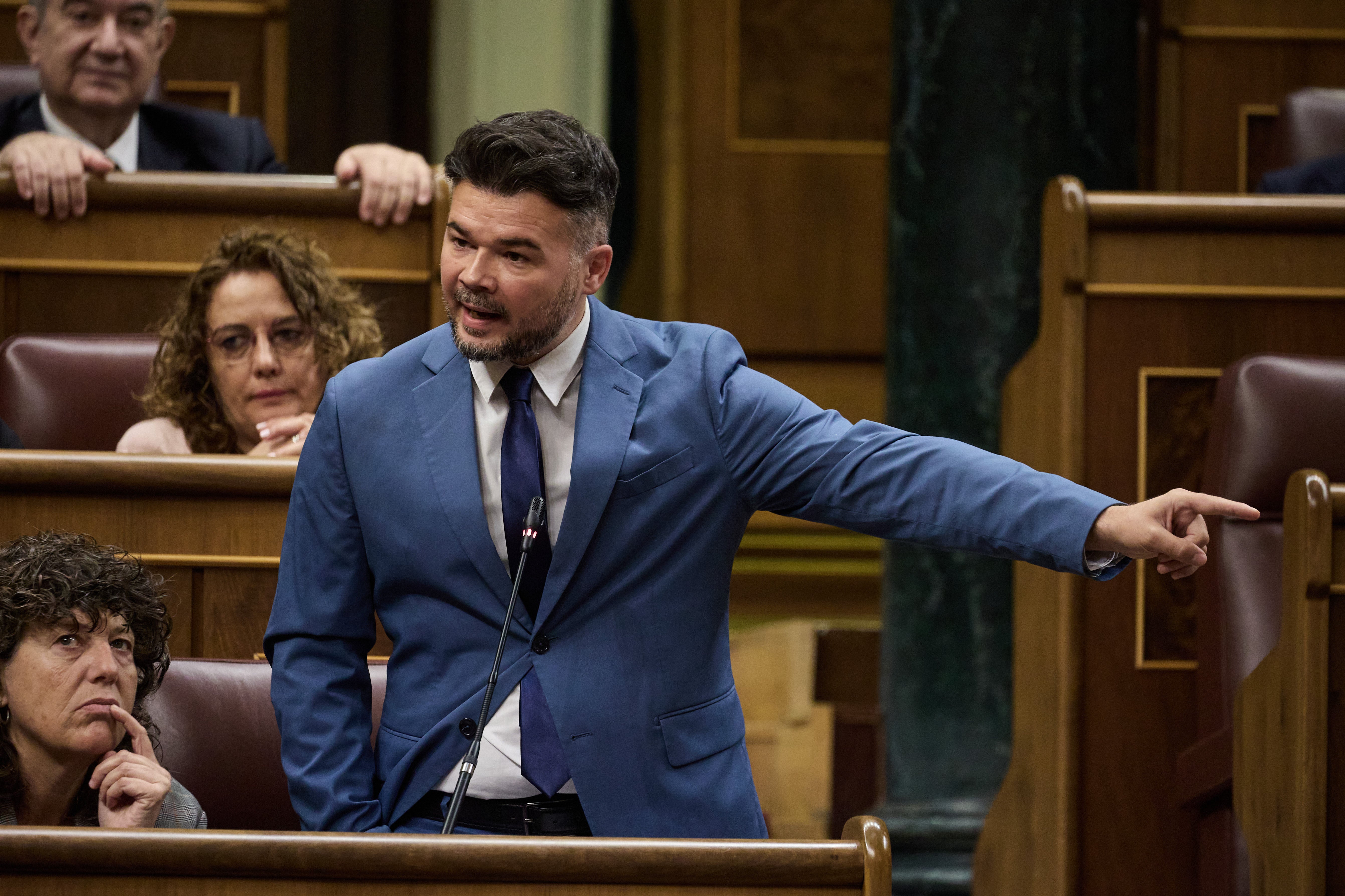 Sánchez califica de "anécdota" el caso Ábalos y Cerdán en una dura respuesta a Rufián que ha provocado el enfado del diputado Sánchez califica de "anécdota" el caso Ábalos y Cerdán en una dura respuesta a Rufián que ha provocado el enfado del diputado